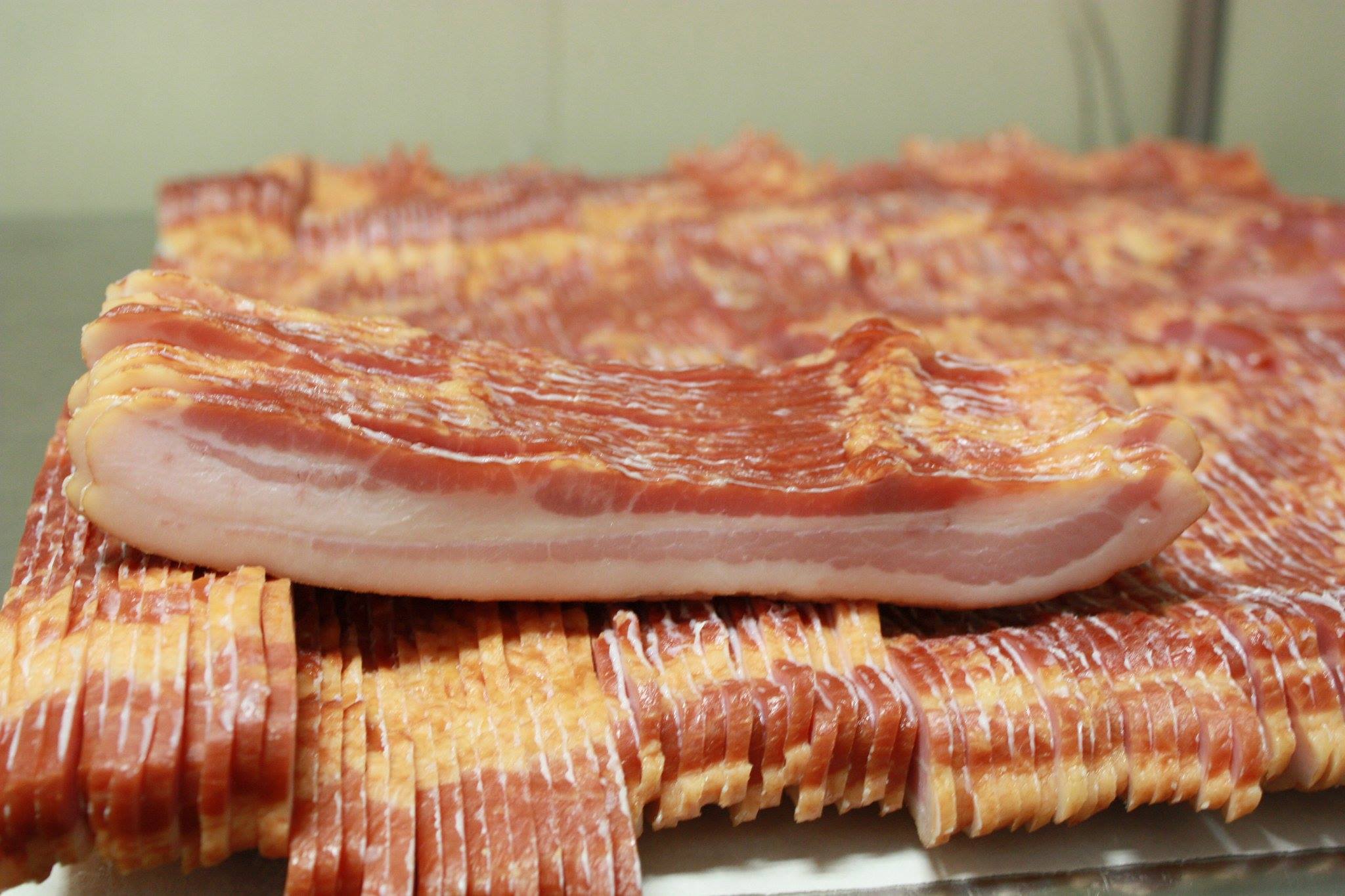 sliced bacon raw